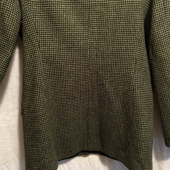 Alanni Blazer in a deep green. Size 8. Pockets with one zipper in front. - Picture 4 of 6